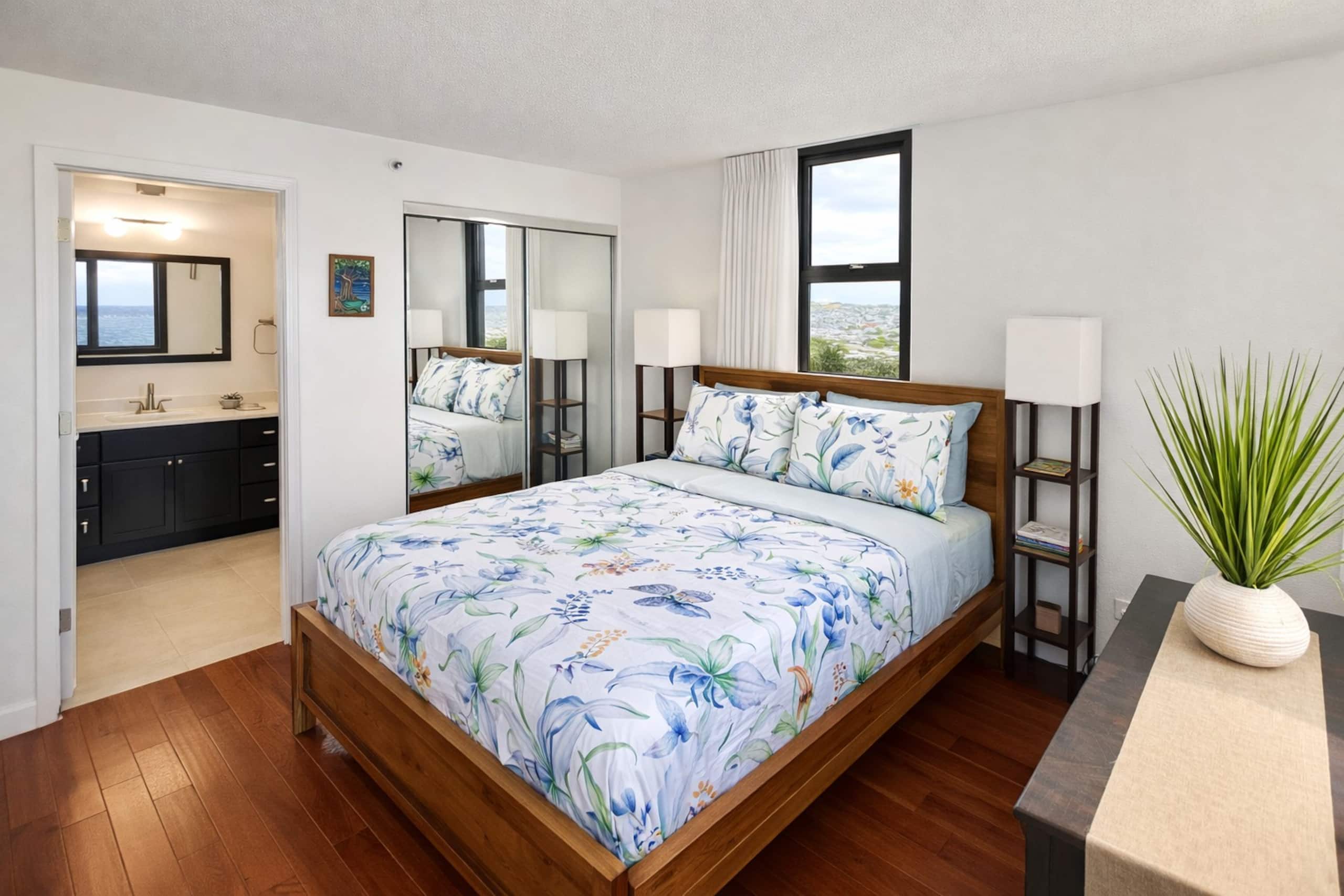 Corner Condo | Near Waikiki Beach | Free Parking - Image 22