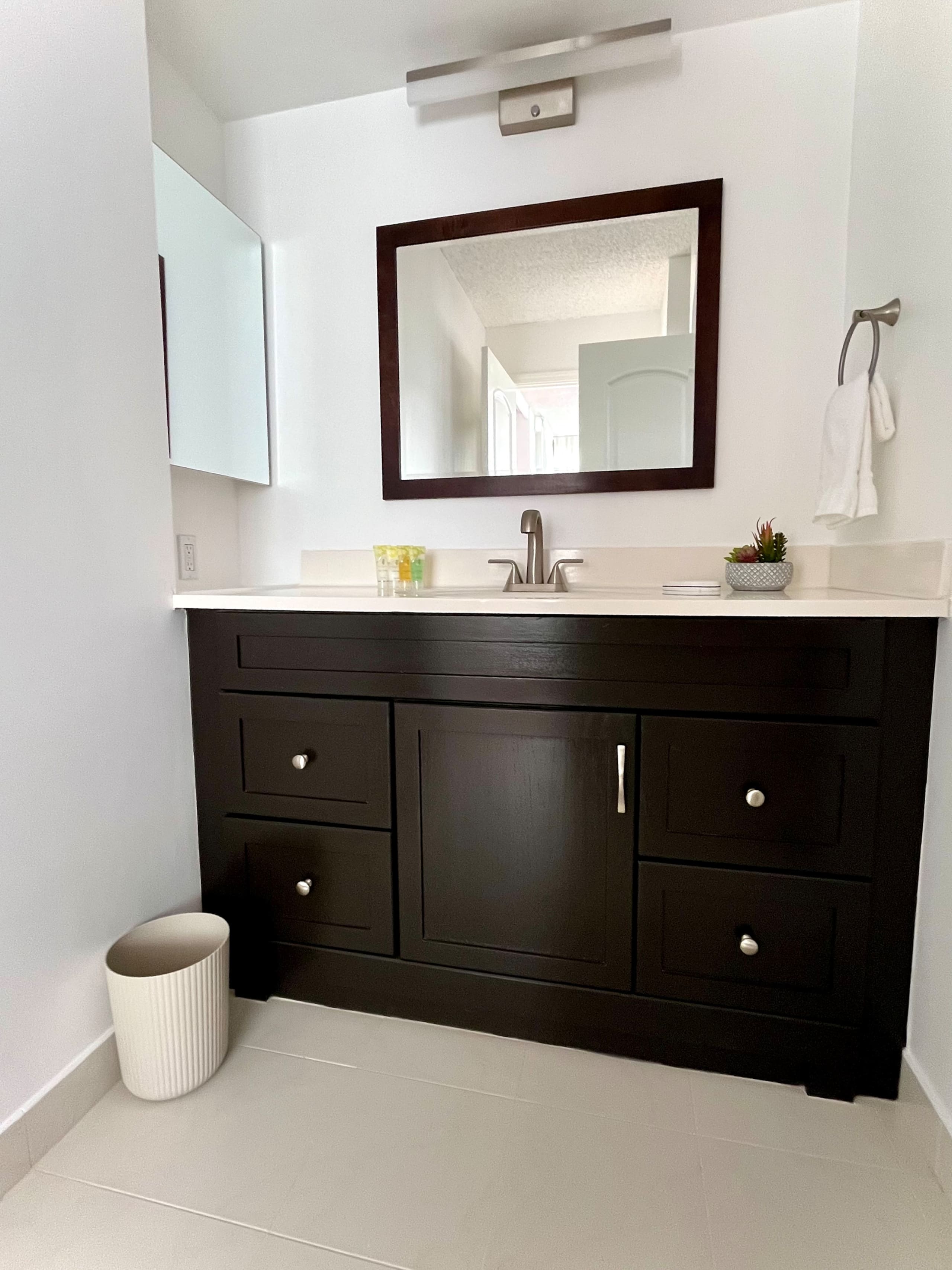 Corner Condo | Near Waikiki Beach | Free Parking - Image 28