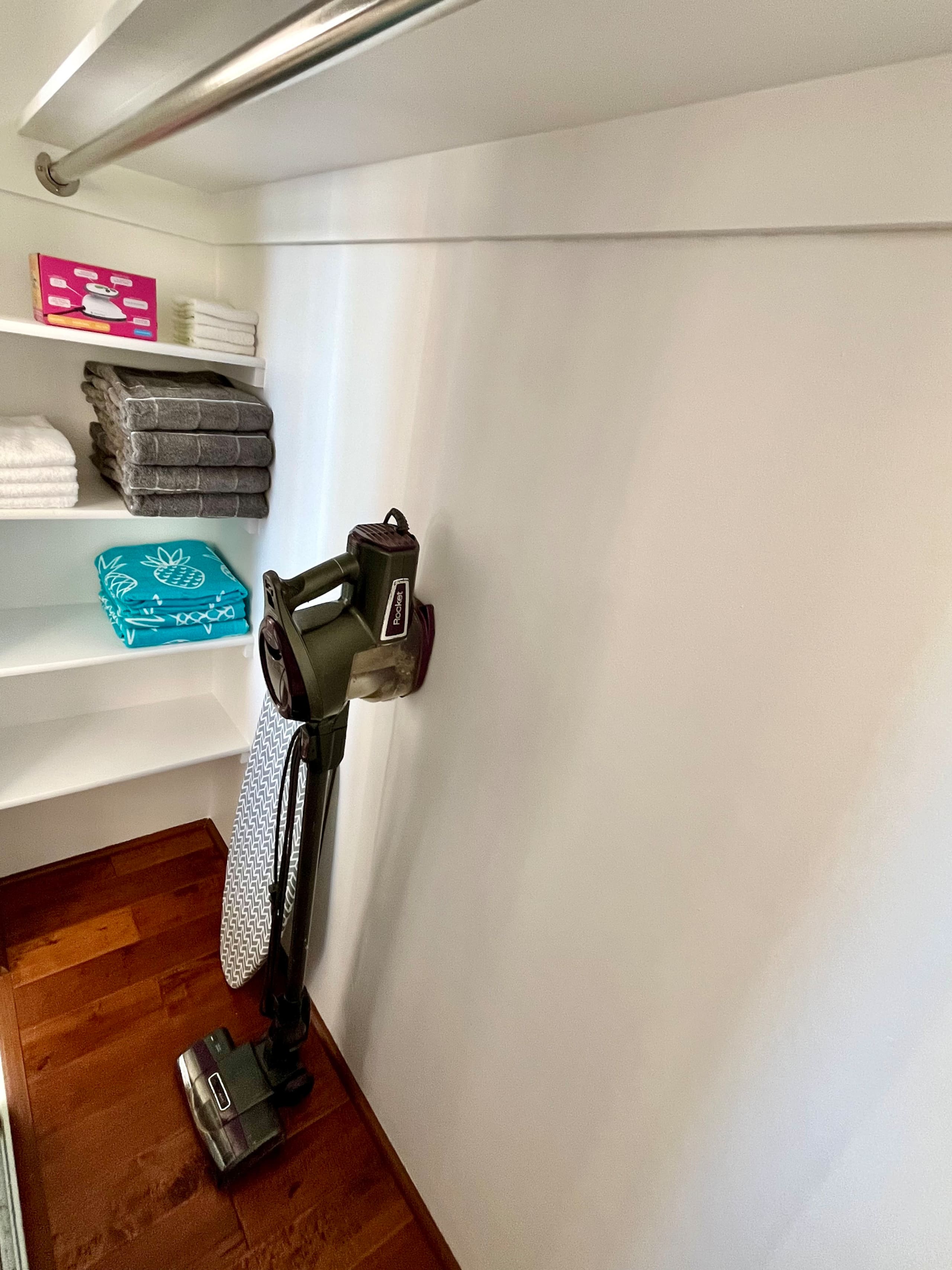 Corner Condo | Near Waikiki Beach | Free Parking - Image 23