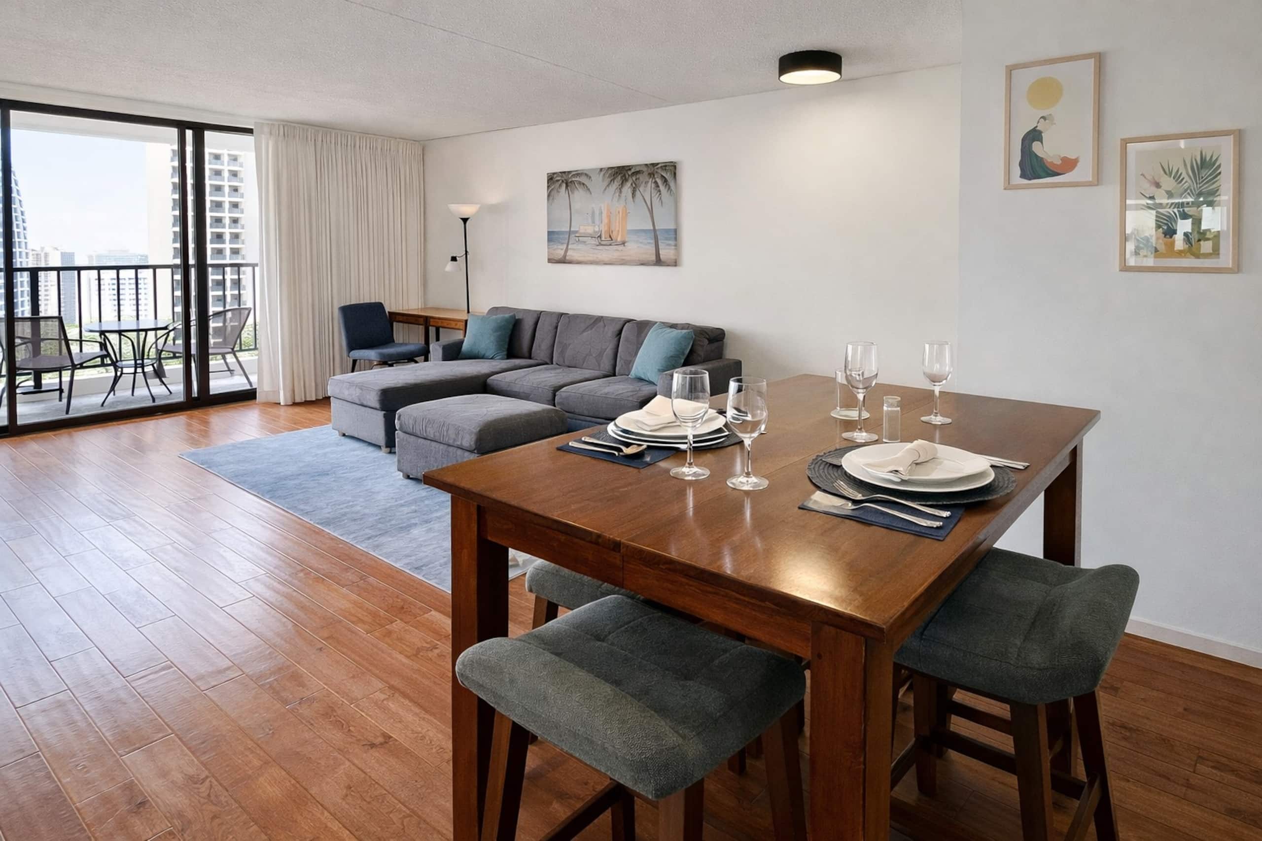 Corner Condo | Near Waikiki Beach | Free Parking - Image 17