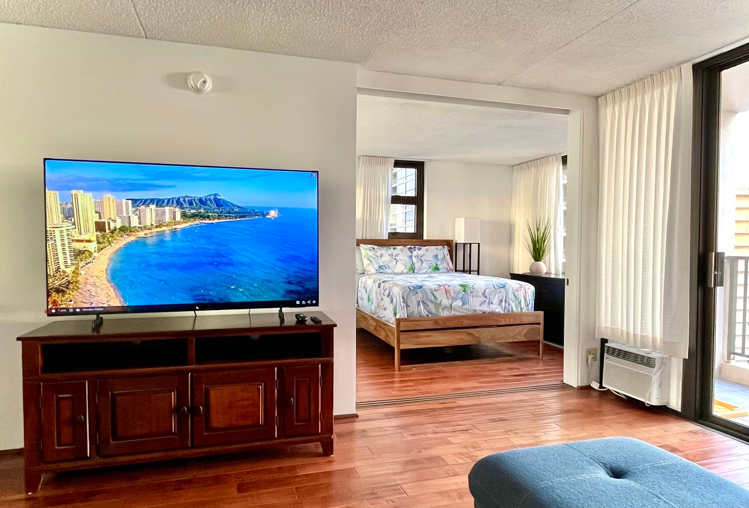 Corner Condo | Near Waikiki Beach | Free Parking - Image 3