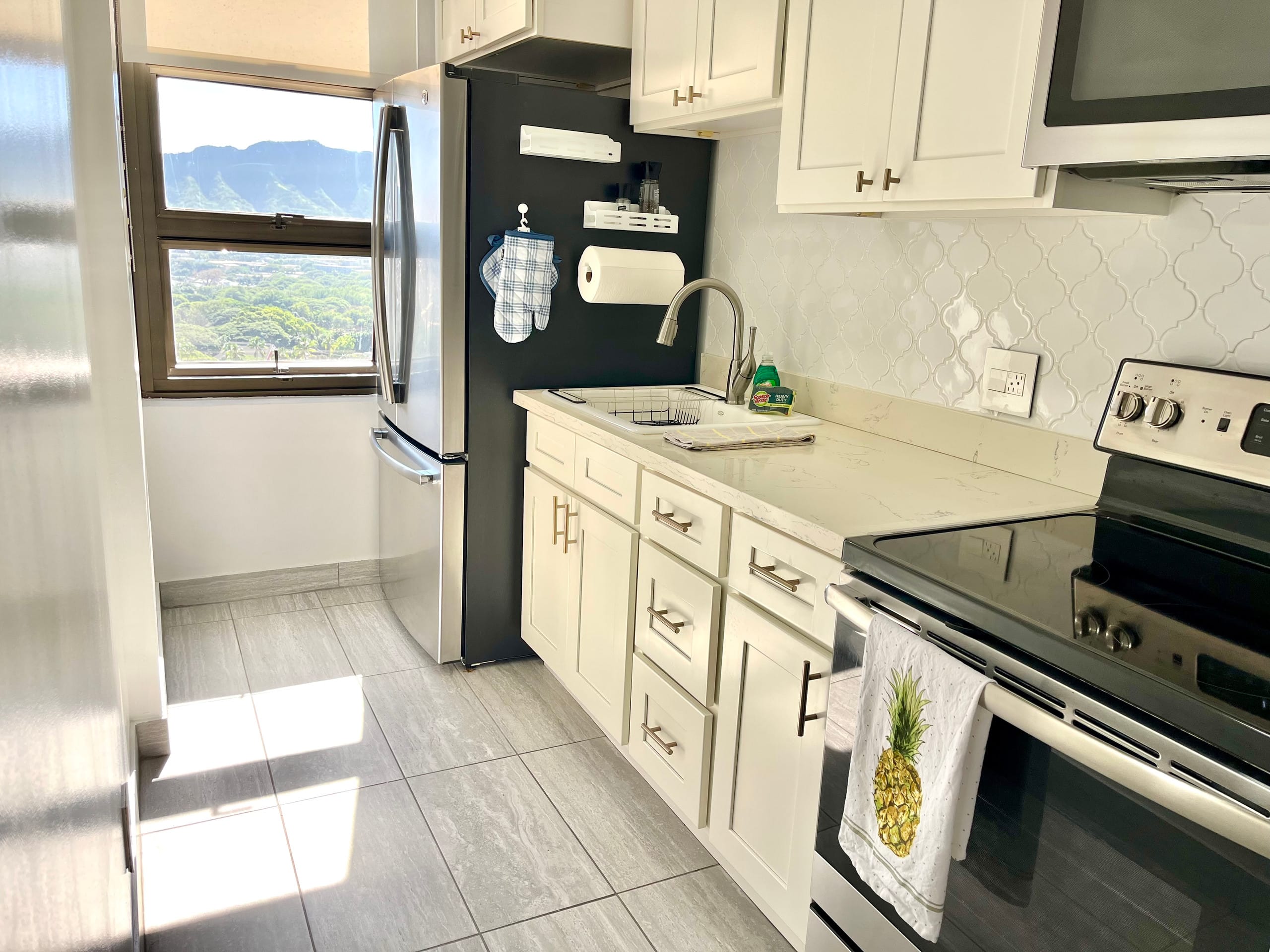 Corner Condo | Near Waikiki Beach | Free Parking - Image 9