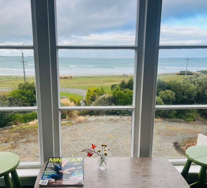 Classic Kiwi Crib By The Sea - Riverton/Aparima