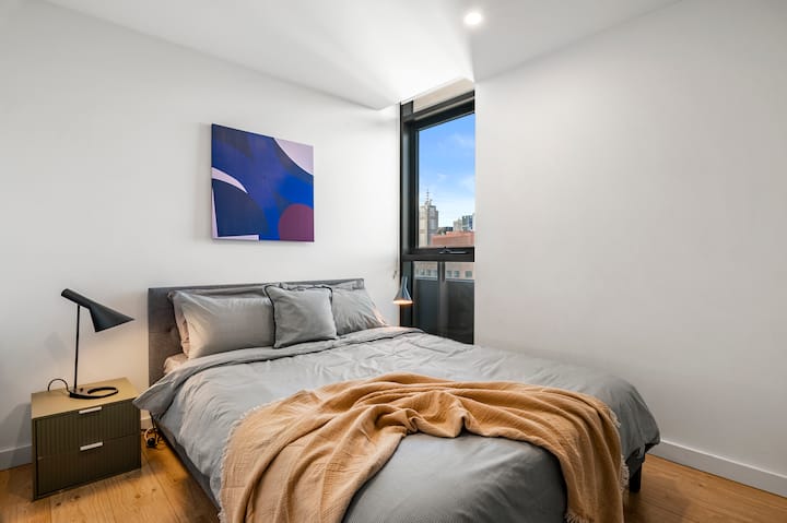 Lala ukiwa unaona taa za jiji na uamke ukiwa unaona anga ya bluu, chumba chako cha kulala kikiwa mawinguni.