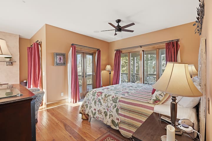 Wake up wrapped in comfort in this sunny bedroom, where warm tones and soft light set the mood for slow mornings. Open the doors, let the fresh air in, and enjoy a peaceful start to your day.