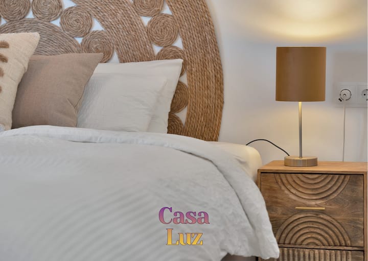 El espacioso y luminoso dormitorio principal irradia tranquilidad y es un lugar maravilloso para relajarse y descansar.