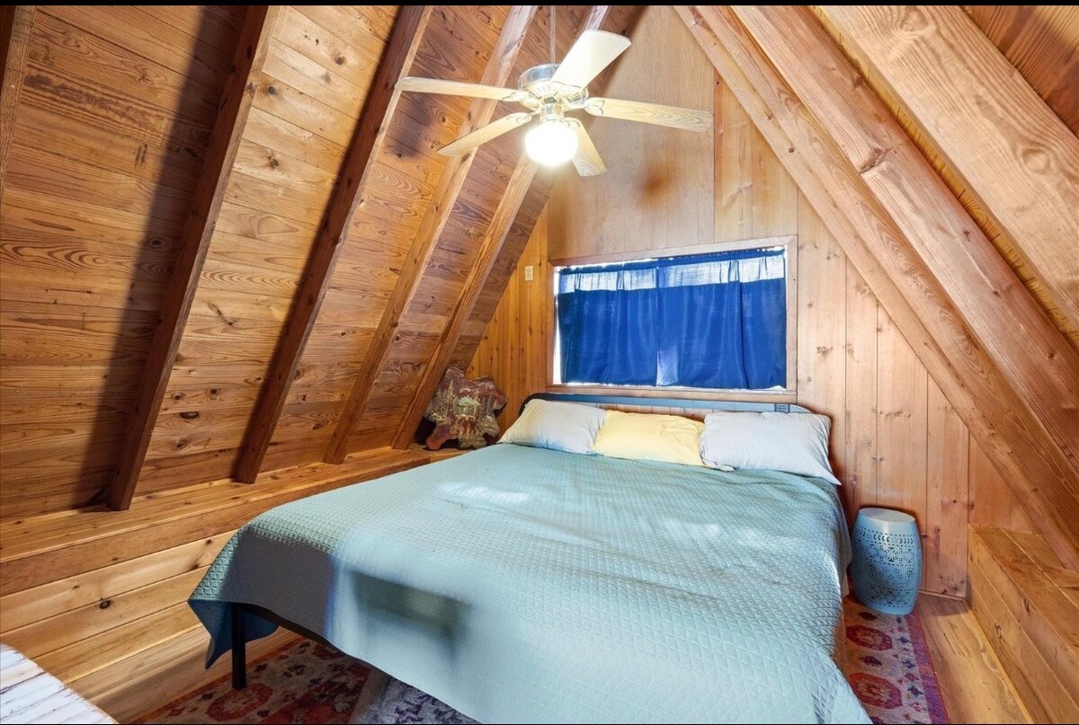 阁楼空间配有一张加大双人床、日式床垫和两张地板椅，为较小的孩子提供了一个有趣的托盘。 