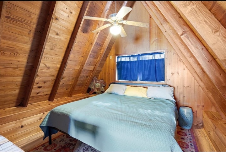 Простор во поткровје со брачен кревет (широк 180-220 см), футон и две столчиња за под кои се забавна палета за помали деца. 