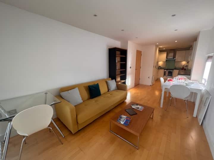 Vibrant Apartment Between Shoreditch & The City - London, UK