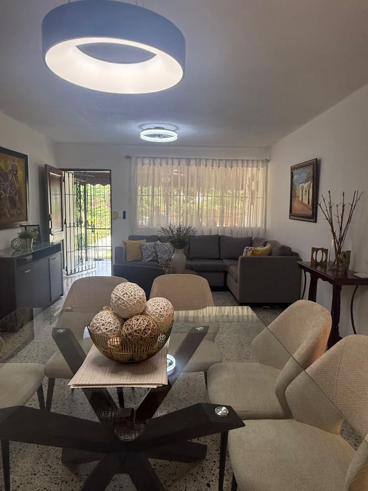 Casa En Los Jardines, Con Todo Lo Que Necesitas - Santo Domingo