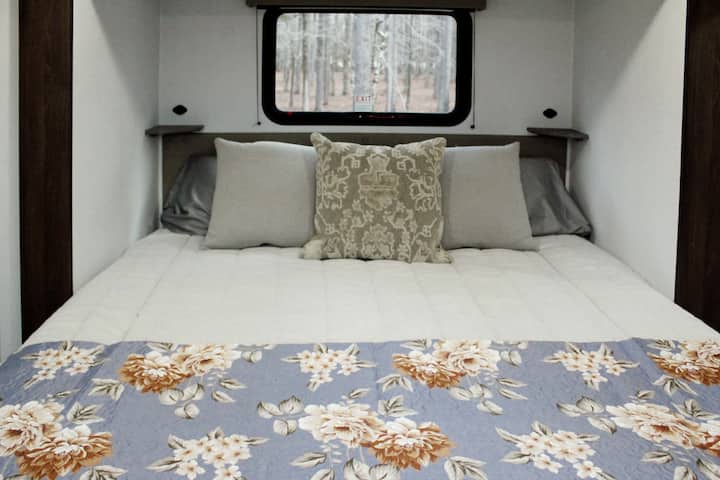 חדר השינה הראשי מציע מיטת קינג סייז עם שפע של מקום בארון וגישה נוחה לחדר הרחצה במסדרון. 