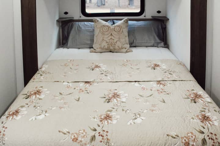 בחדר השינה השני יש מיטת קווין סייז עם מקום אחסון בגדים וחדר רחצה פרטי. 