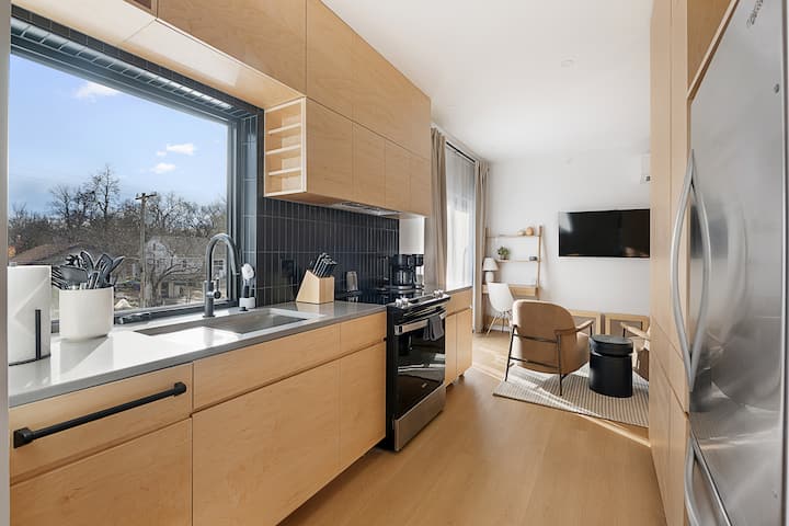 The Scandi Studio | Minimal Design + Walkable Stay - Kansas state university, Manhattan