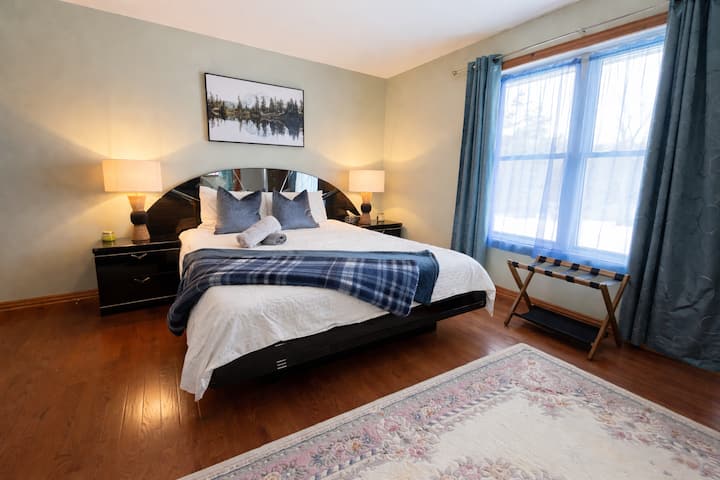 The Maple Room - Cozy queen tucked into the back of the house with its private full washroom