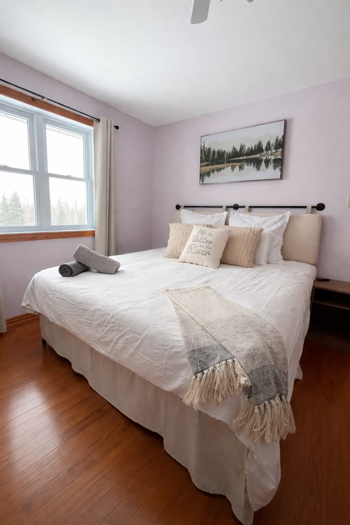Pond View Room - Restful King with a view toward the pond and treeline and an private full washroom