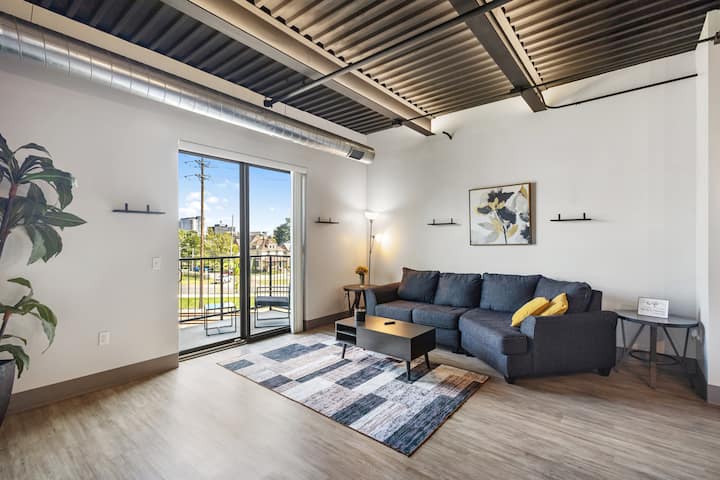 Modern Downtown Apartment, Long Stays Discounted - Kalamazoo, MI