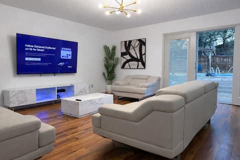 Top Airbnb: 6 King beds - Swimming pool - Pool table - Central in San Antonio International Airport Vicinity