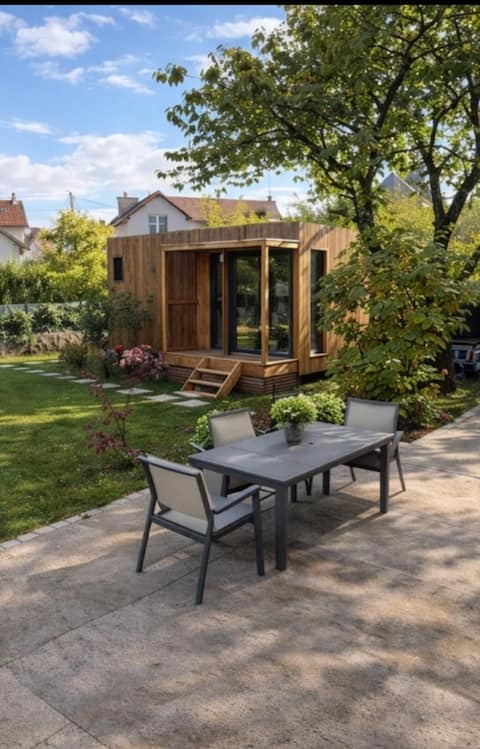 Airbnb performant: Cozy chalet in garden with quiet terrace à La Maladière