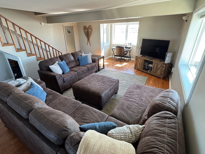 Serene And Spacious Lakeside Retreat - Bethel, AK