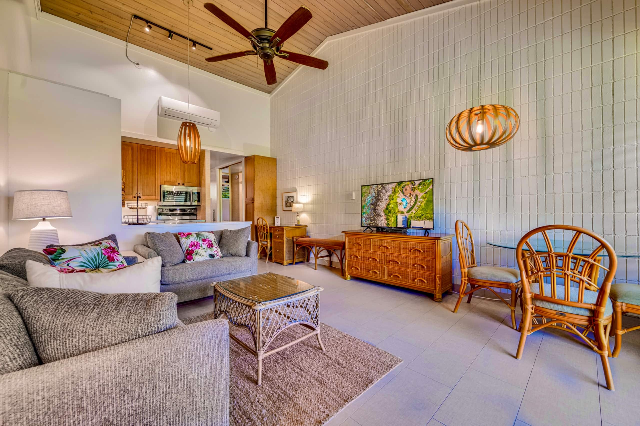 Spacious Maui retreat near Napili Bay AC & Pools - Image 13