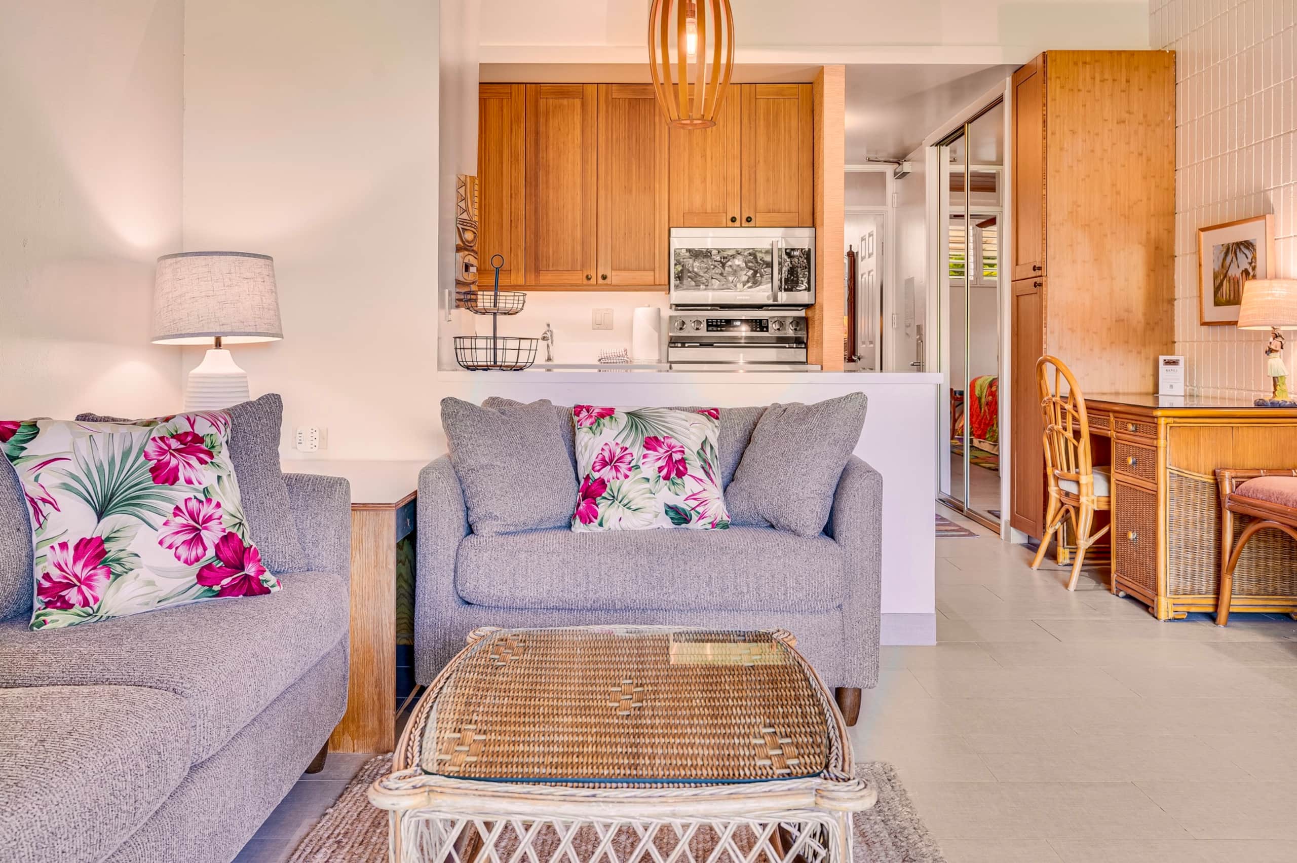 Spacious Maui retreat near Napili Bay AC & Pools - Image 15
