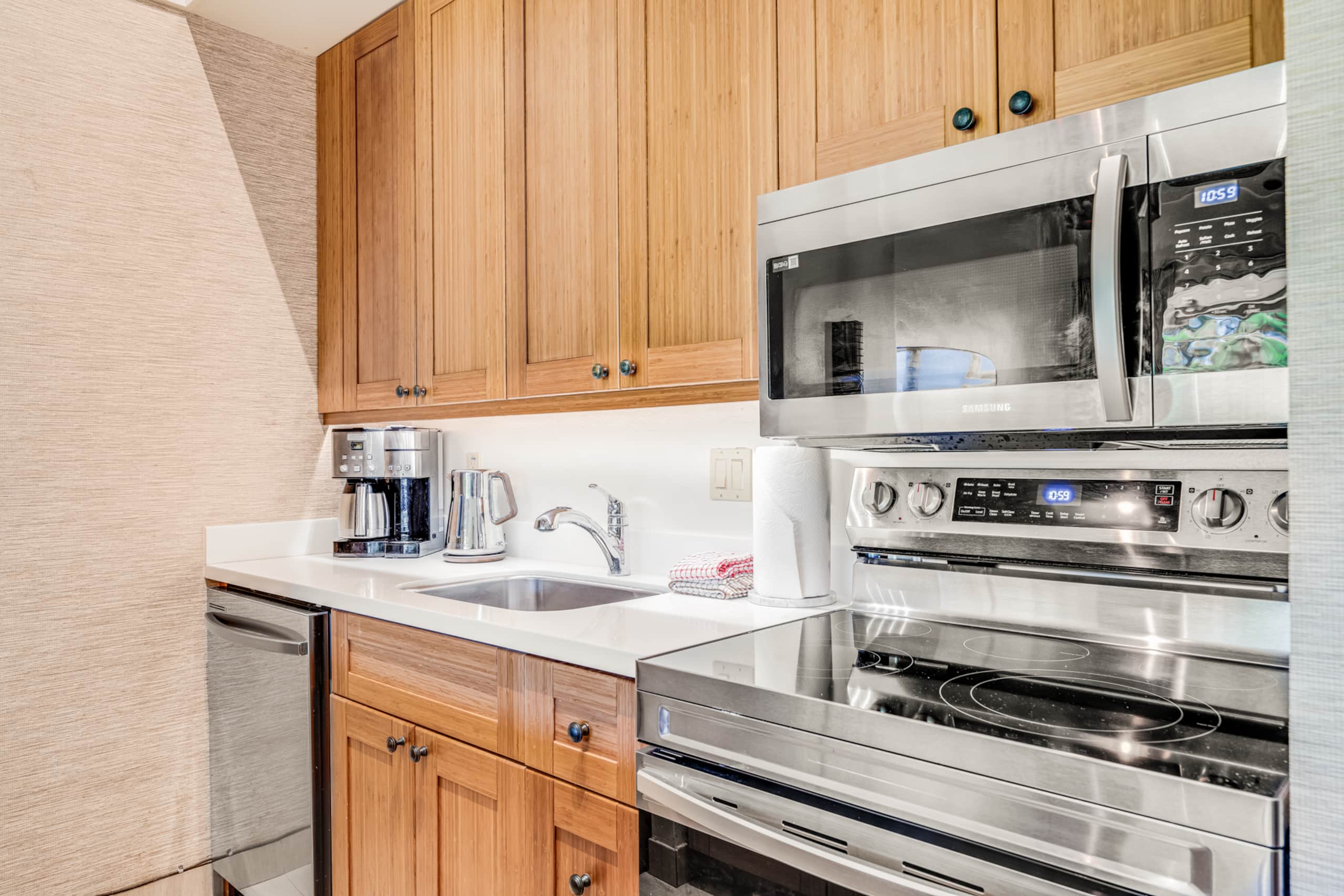Spacious Maui retreat near Napili Bay AC & Pools - Image 18