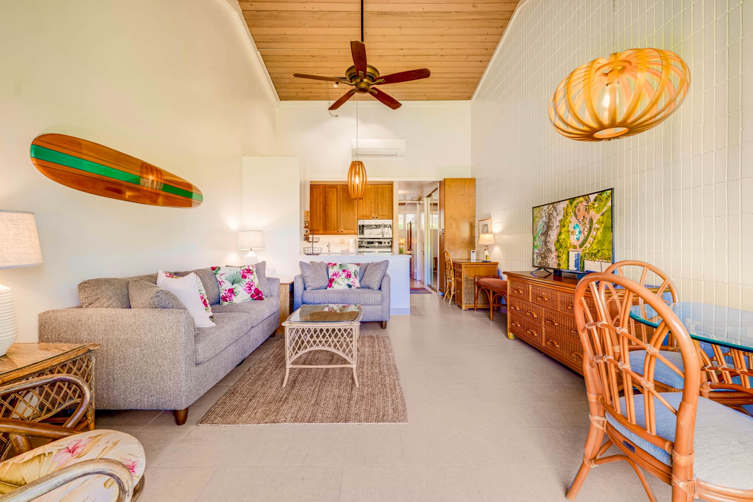 Spacious Maui retreat near Napili Bay AC & Pools - Image 12