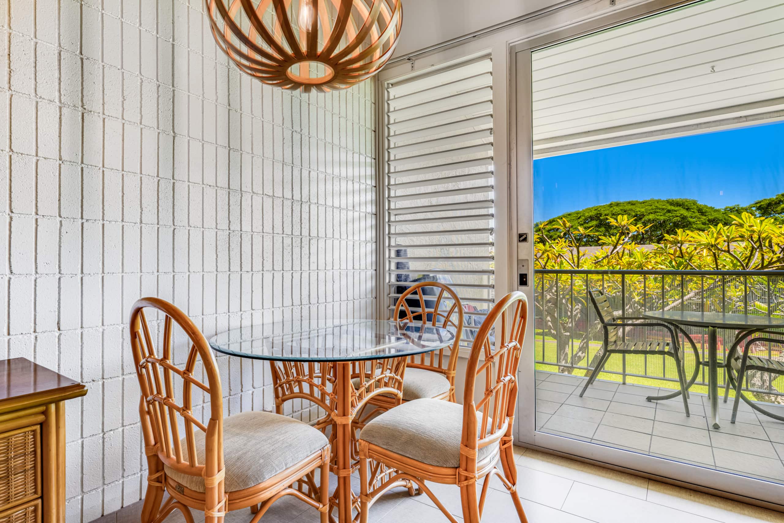 Spacious Maui retreat near Napili Bay AC & Pools - Image 10