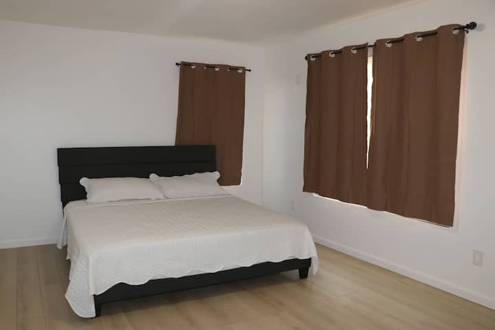 Beautiful & Elegant 3 Bedroom 2nd Floor Apartment - 가든 시티
