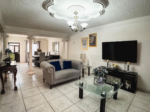 Top performing Airbnb: Entire House | Garage | 5 min from the Basilica by car in San Juan De Los Lagos