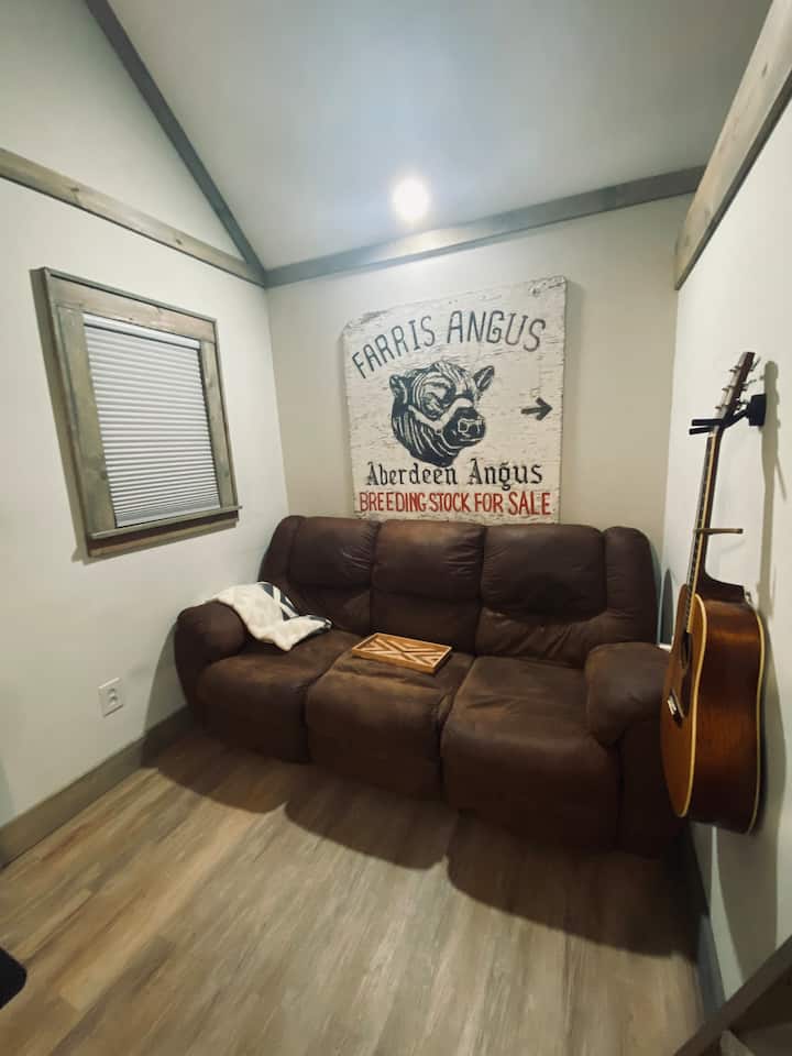 Tropical Country Guest House - Clinton, MO