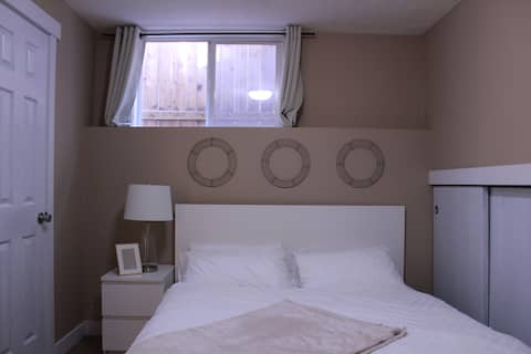 Top Airbnb: Spacious Calgary Retreat - Near Airport + Transit in Saddle Ridge
