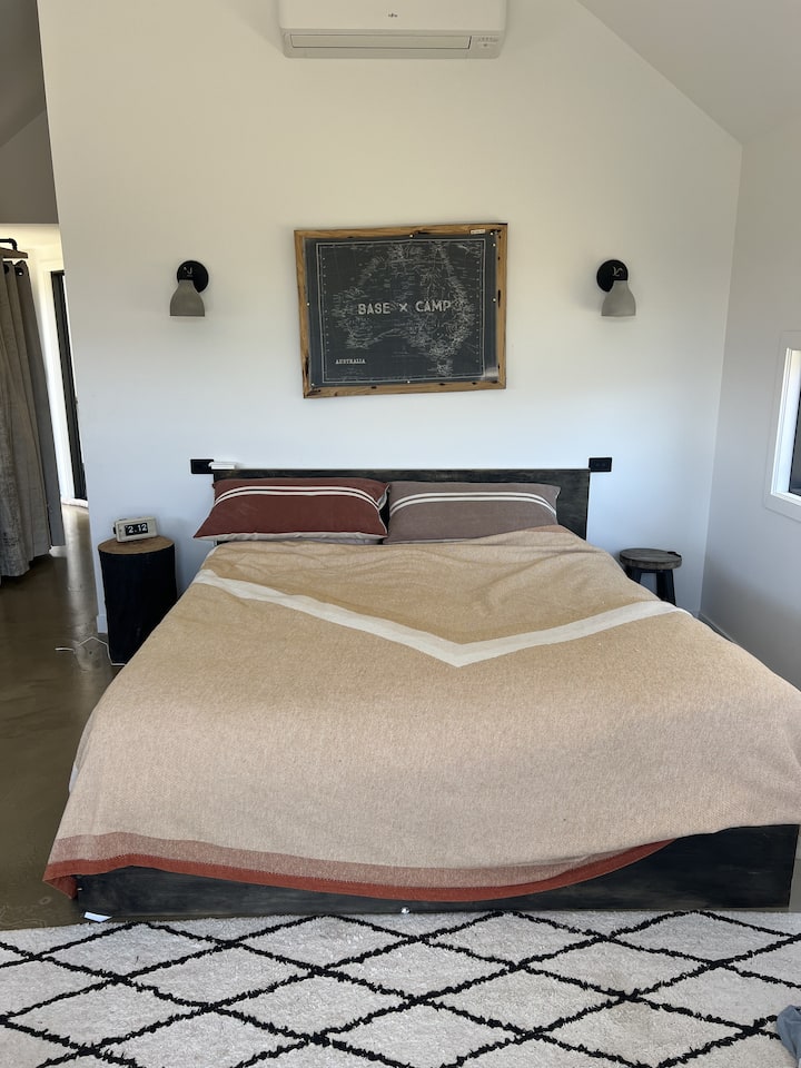 Опуштете се во вашето одделно крило со супер удобен брачен кревет (широк 180-220 см), поглед кон планинскиот венец Кракенбек, приватен камин, кауч, стол за читање и тераса. Големи прозорци со неверојатен поглед кон планинските масиви од вашиот кревет.