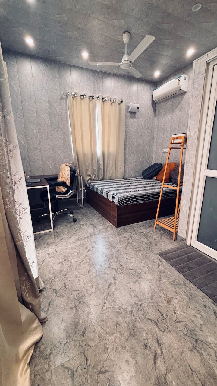Cozy Room With Private Terrace & Modern Comforts - New Delhi