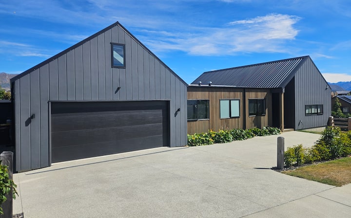 Spacious Wanaka Family Retreat - Wanaka