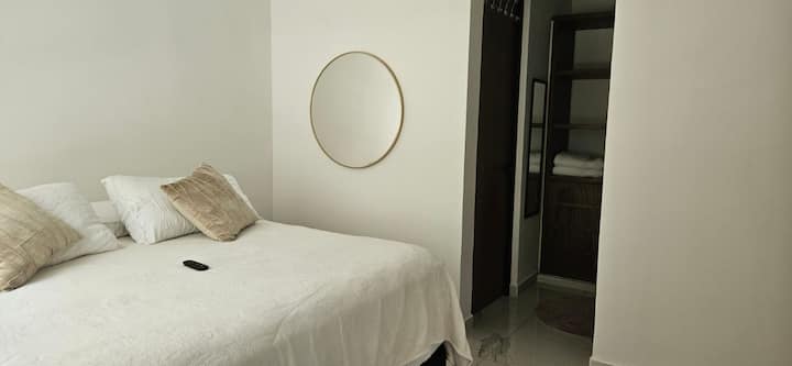 Спална соба со бања со тоалет, брачен кревет (широк 180-220 см) и телевизор. 