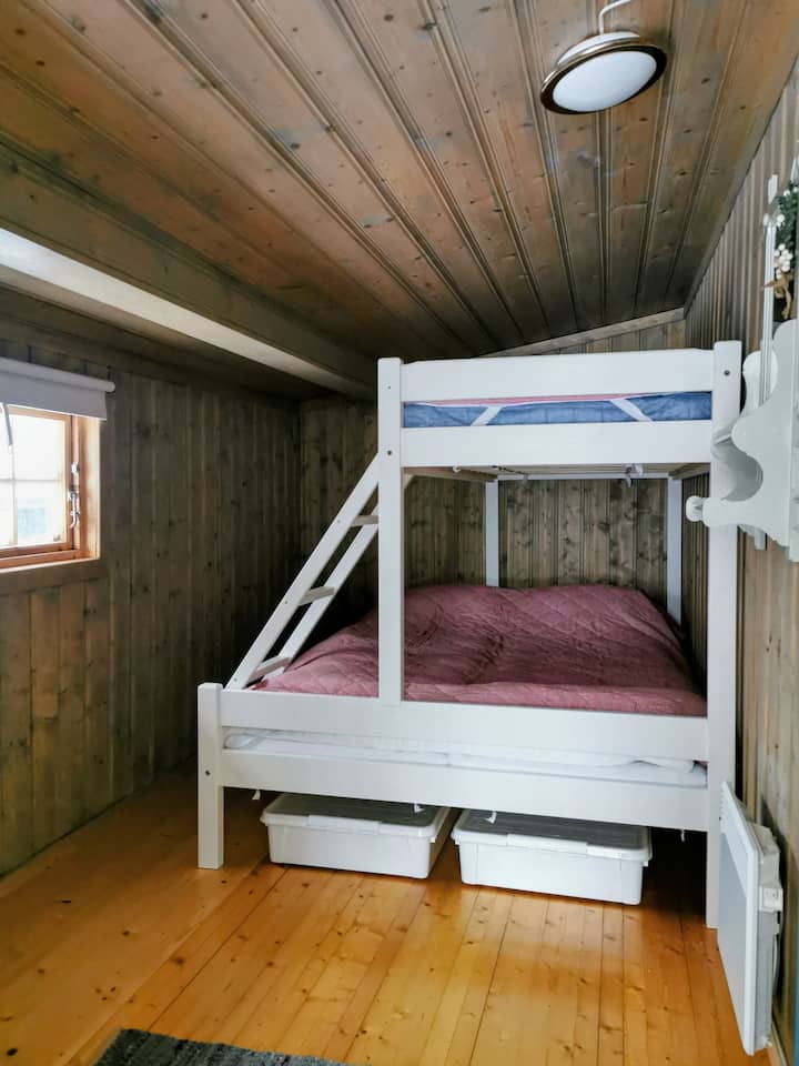Acogedora habitación con litera familiar, 150 cm debajo y 90 cm arriba. Buen almacenamiento debajo de la cama, así como ganchos en la pared