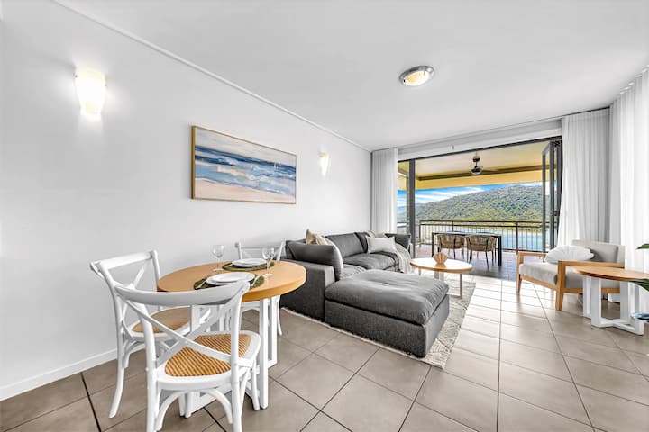 Nalu - Oceanview Apartment, Large Balcony + Pool - Whitsundays