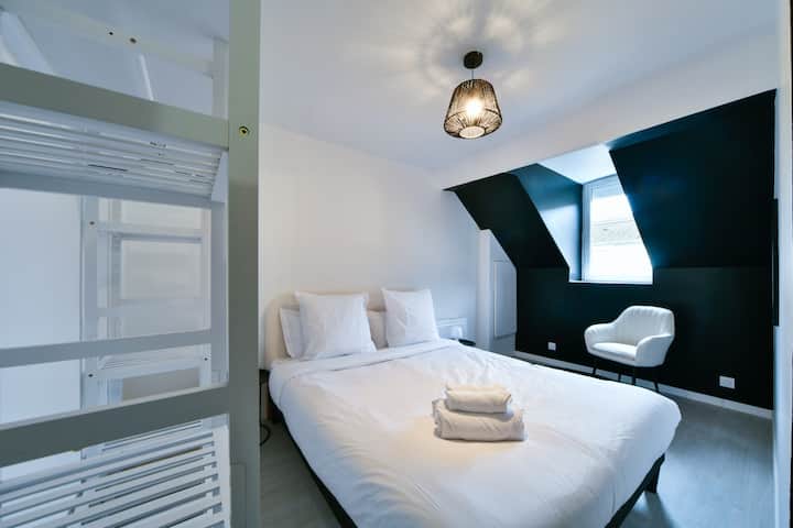 ห้องนอนใหญ่พร้อมเตียงขนาด 160x200