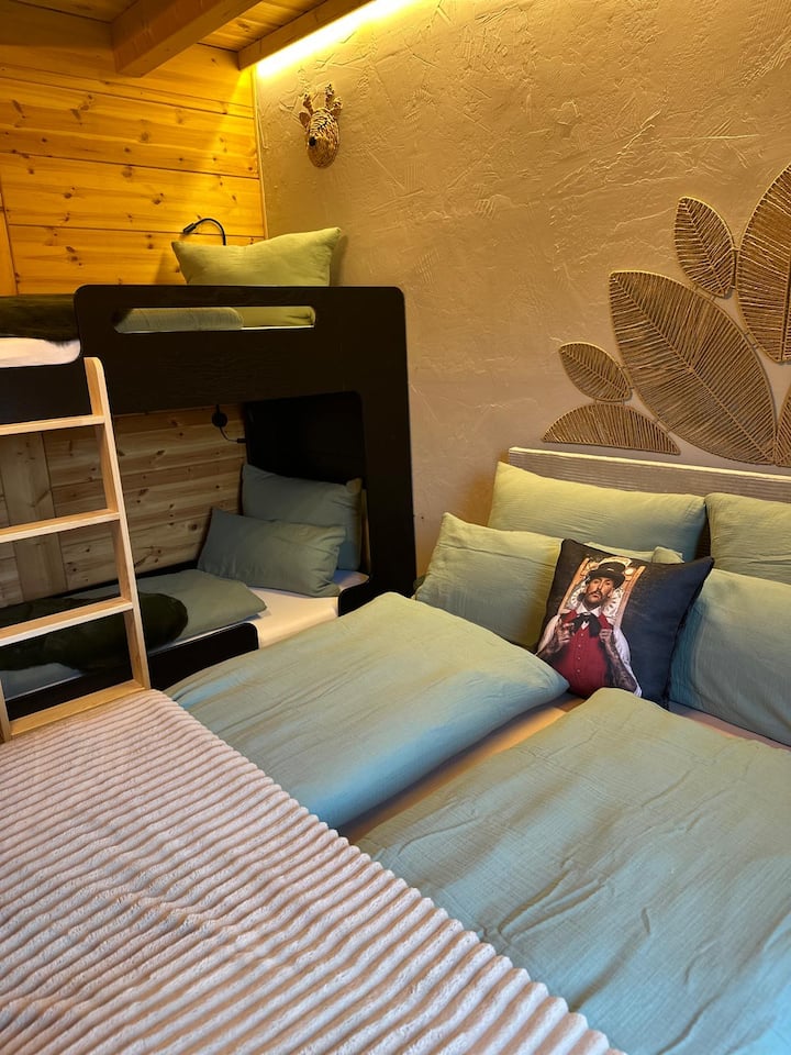 Todos juntos en una misma habitación, pero cada uno tiene su propio espacio. Perfecto para familias que buscan proximidad sin renunciar a la comodidad.