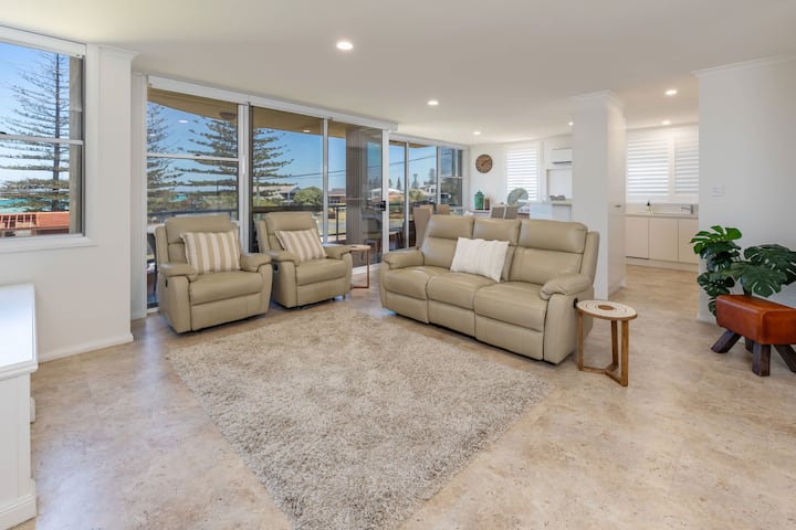 Beach Street Oasis - Central Lake Views - Tuncurry - Forster