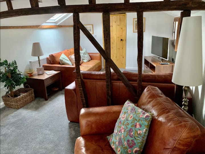 The Nest: Charming Two-bedroom Village Apartment - Saffron Walden