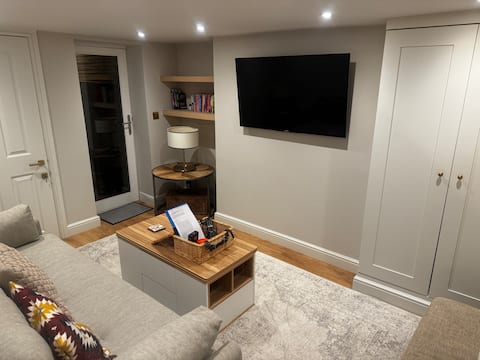 Top performing Airbnb: One bed apartment in Hale village in Trafford