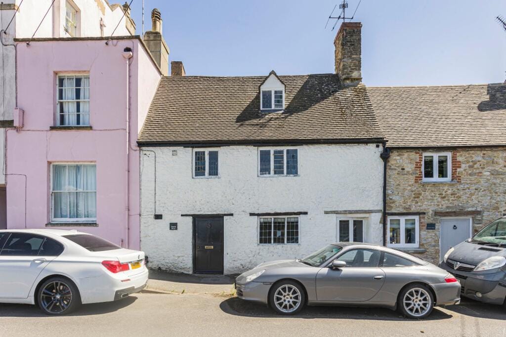 Double room with views over the rolling fields - Fernham