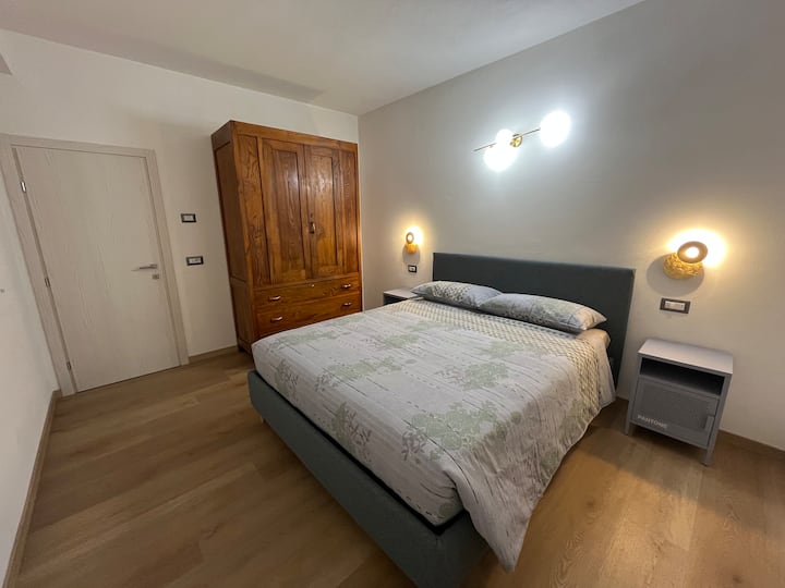 Menšia manželská posteľ so šatníkom