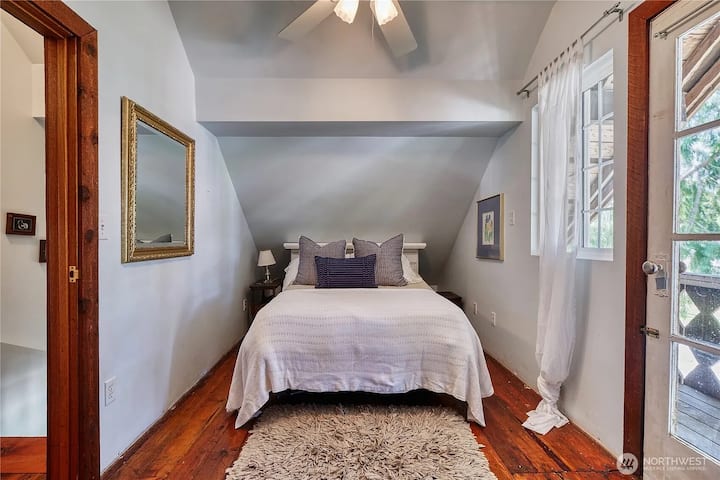 Charming And Cozy Cottage At Maple Beach - Point Roberts, WA