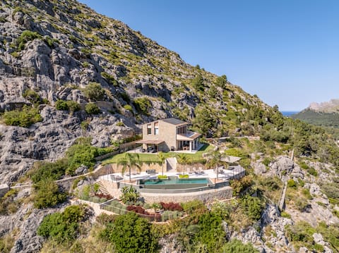 Anuncio de Airbnb popular: Luxury villa with panoramic sea views en Pollença