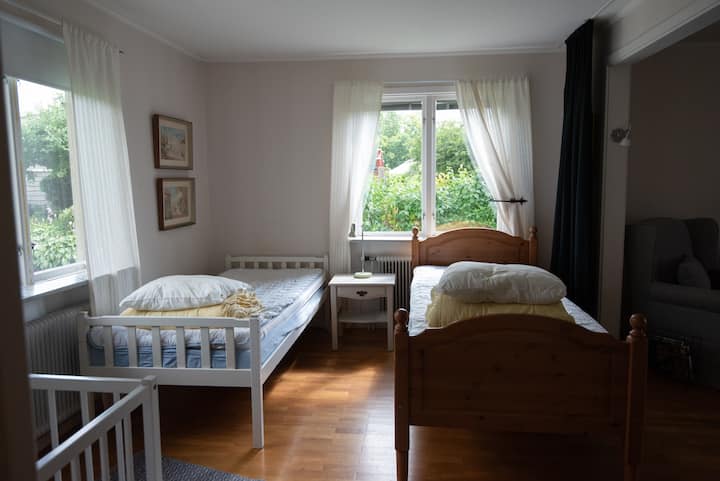 Rymligt Hus I Hyssna, Nära Sjö - Kinna