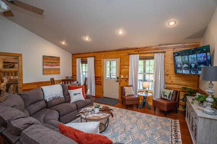 Riverfront Little Red Trout Cabin, Hot Tub & Views - Arkansas