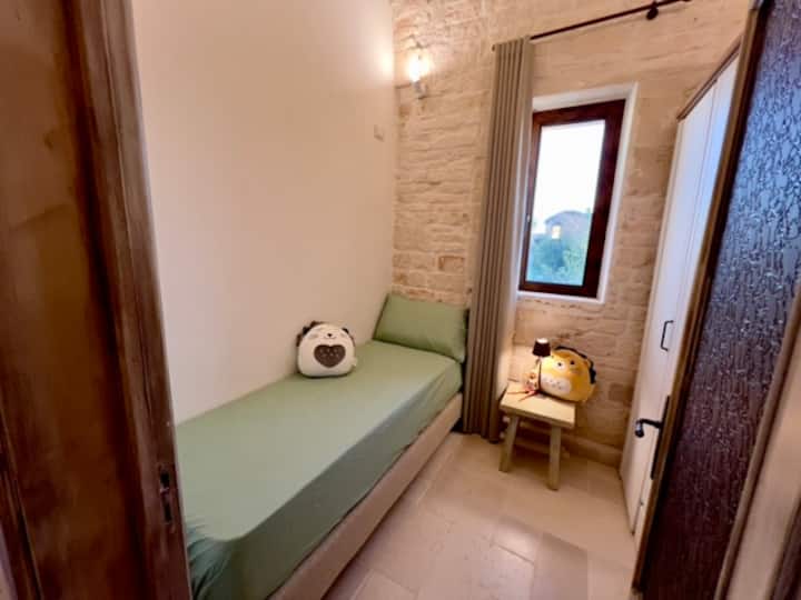 Habitación individual pequeña para niños — Habitación acogedora para niños Habitación acogedora para niños Acogedora y colorida, esta habitación es el refugio perfecto para los más pequeños. Cuenta con una cama individual (70 x 190 cm) y un armario de 6 puertas diseñado para estancias prolongadas.